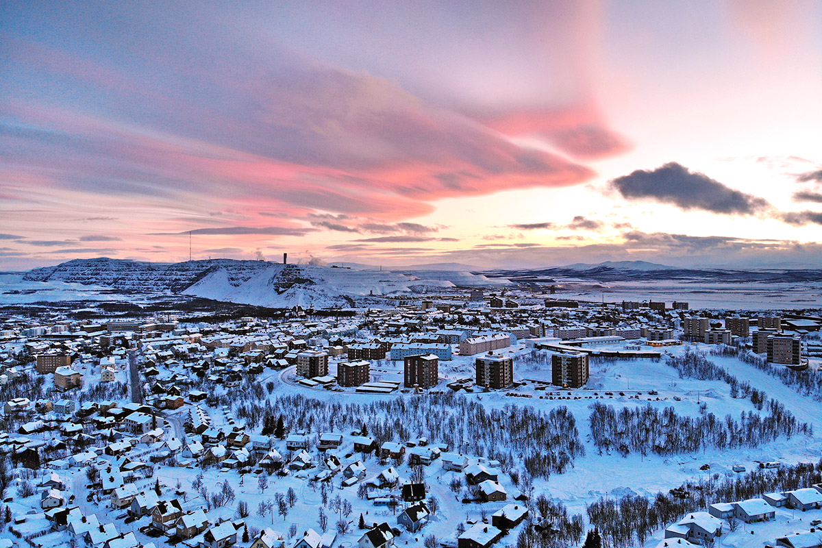 Drönarbild av Kirunagruvan och Kebnekaise i solnedgång en vinterdag